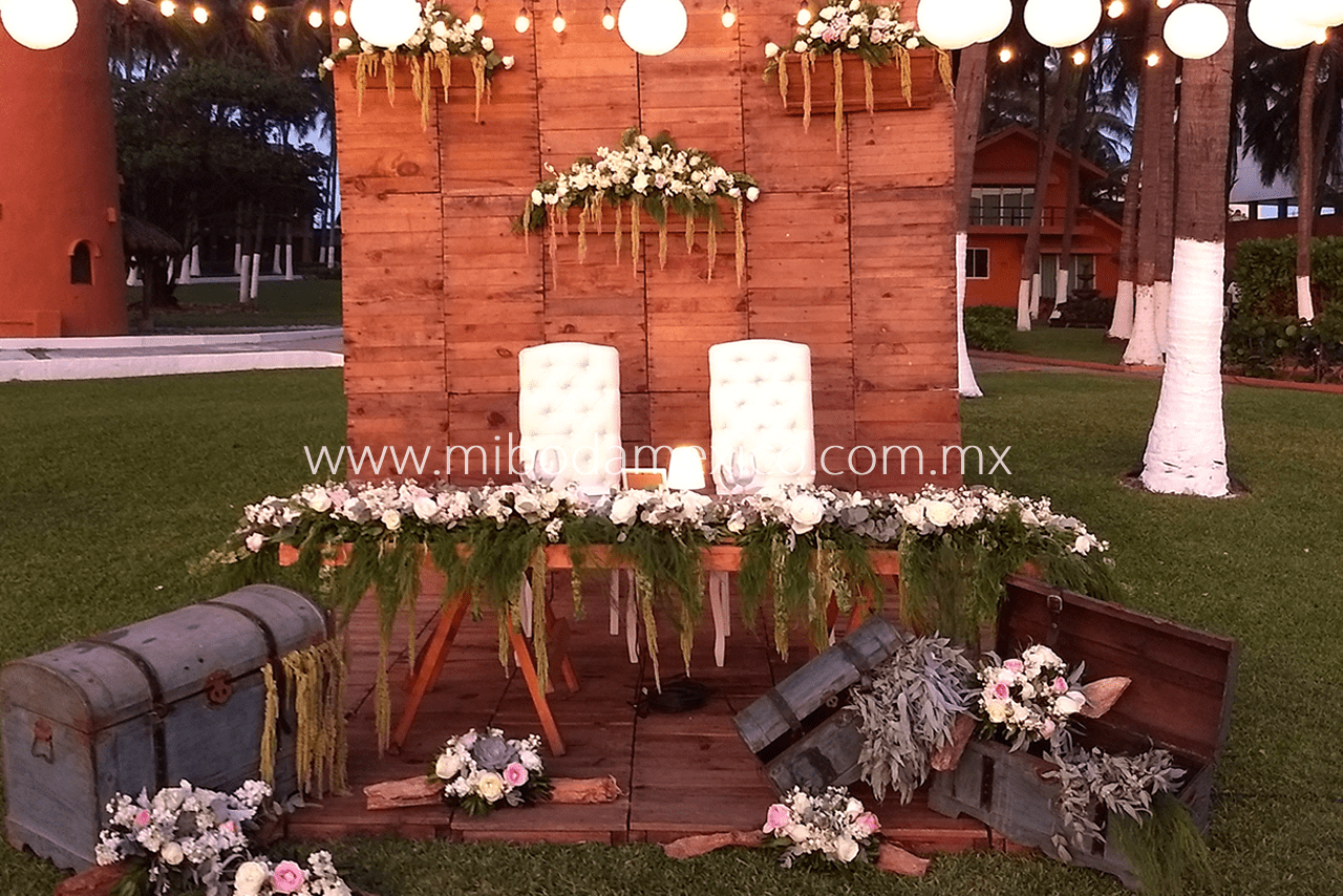 Mesa de novios con decoración vintage para bodas en Cuernavaca