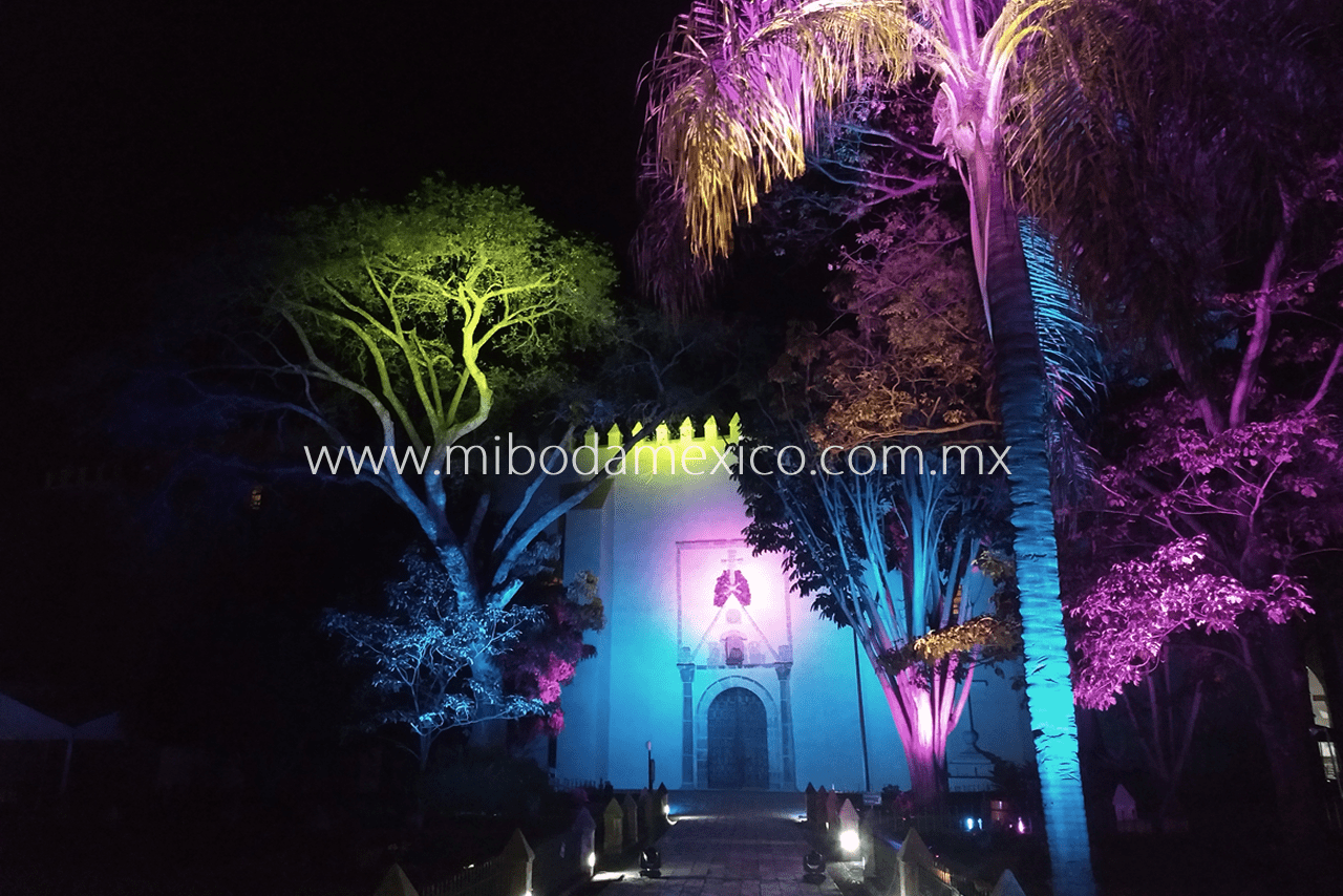 Iluminación arquitectónica de jardín y catedral de Cuernavaca durante boda de noche