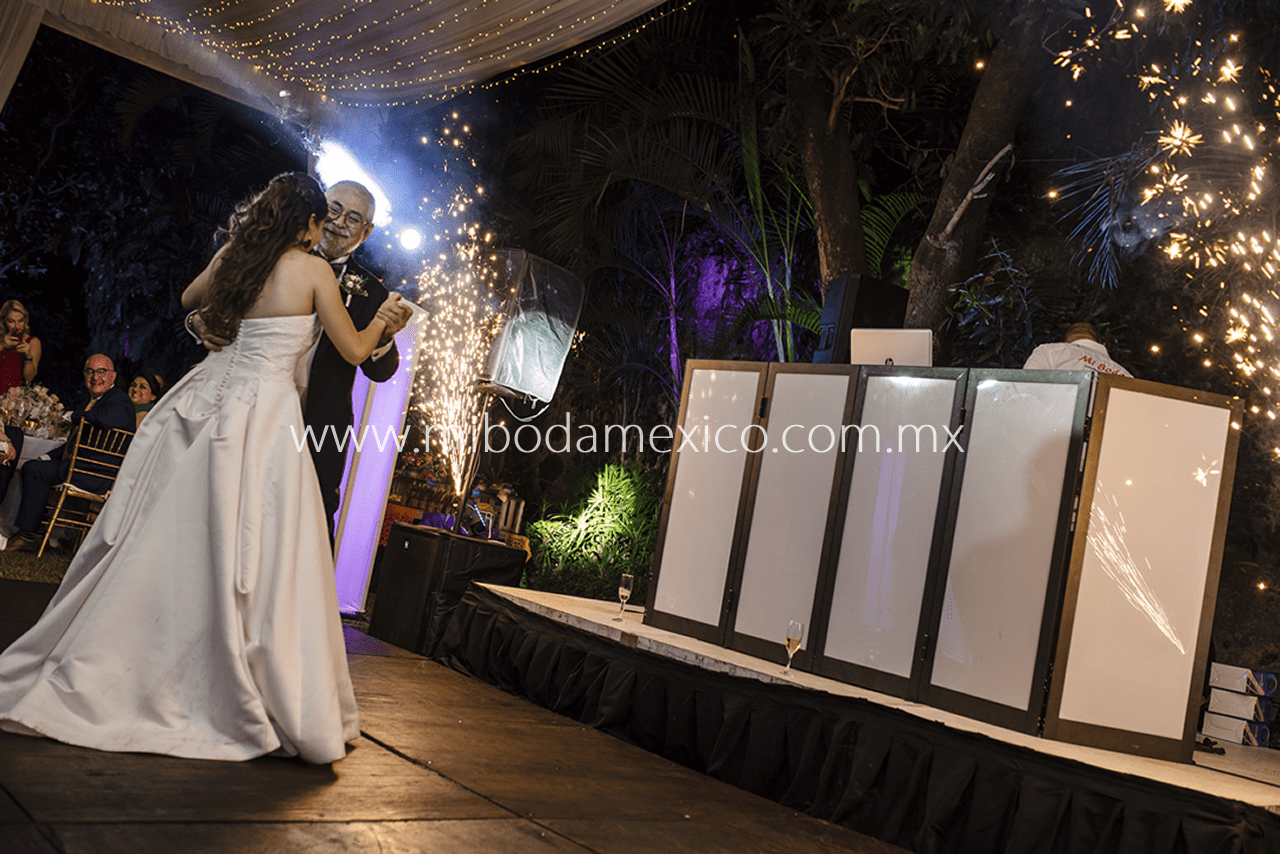 Pirotecnia, DJ y baile padre e hija durante boda en Cuernavaca