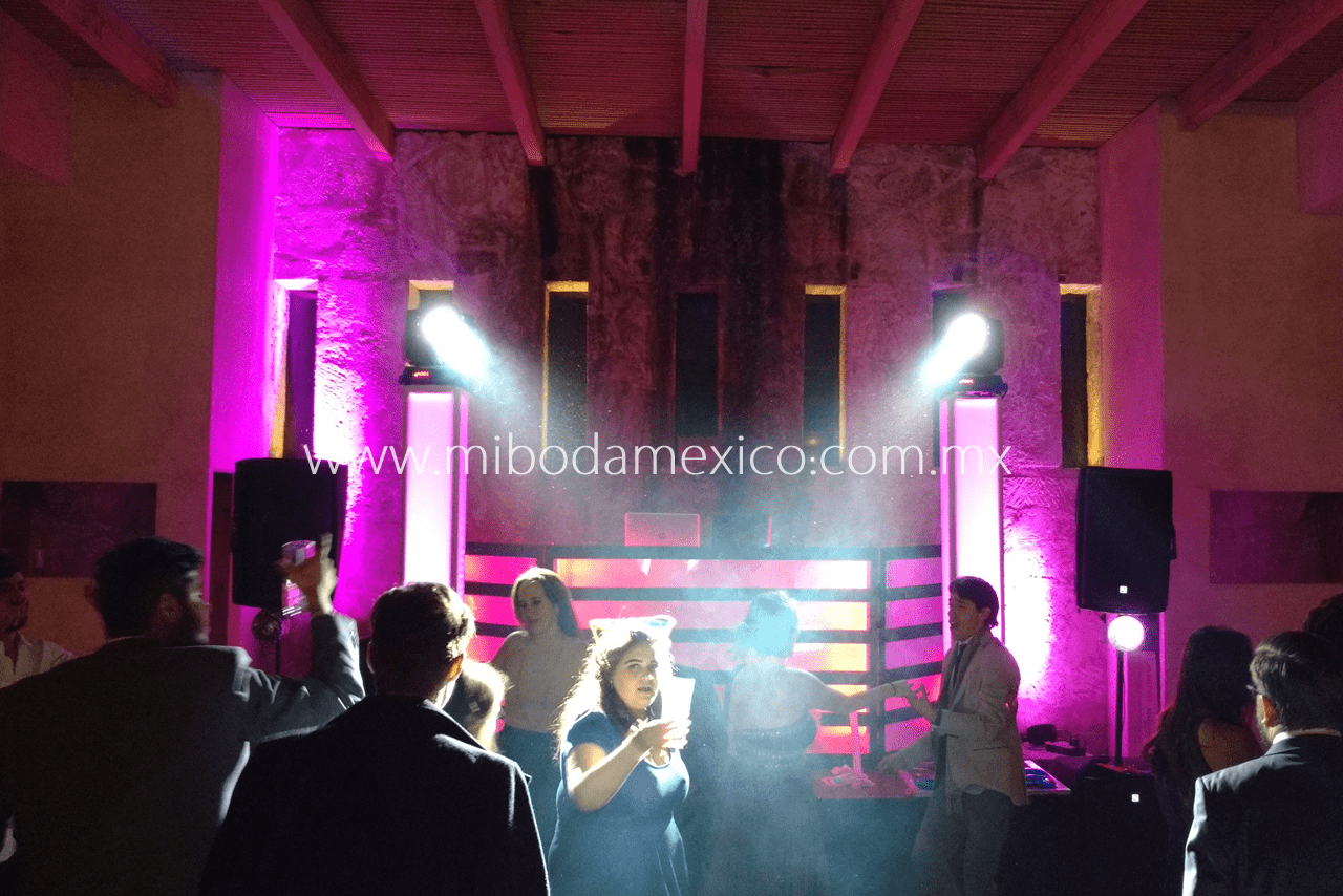 Pista de baile llena durante boda con DJ en CDMX
