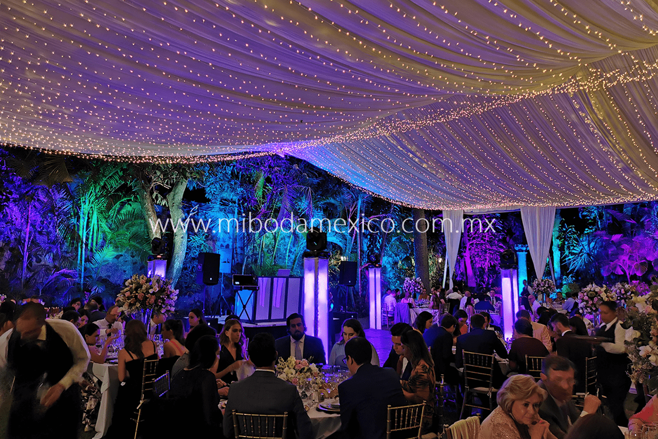 Montaje lounge con iluminación arquitectónica y carpa iluminada durante boda en Cuernavaca
