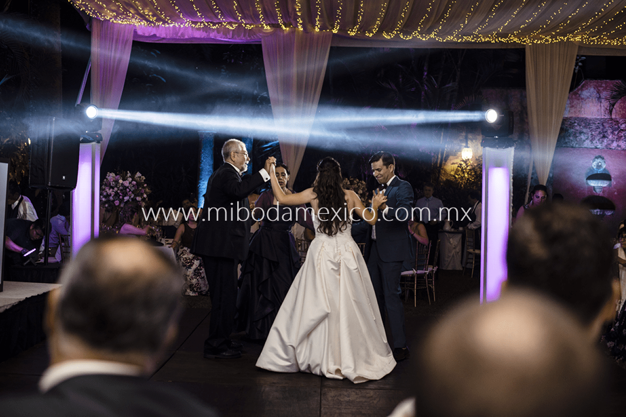Baile familiar con los novios durante boda en CDMX