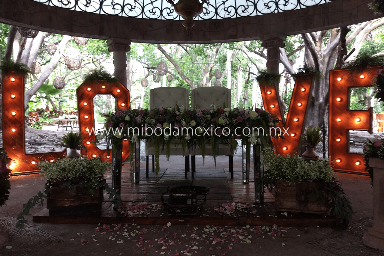 Mesa de novios vintage con letras "LOVE" estilo vintage durante boda en Cuernavaca