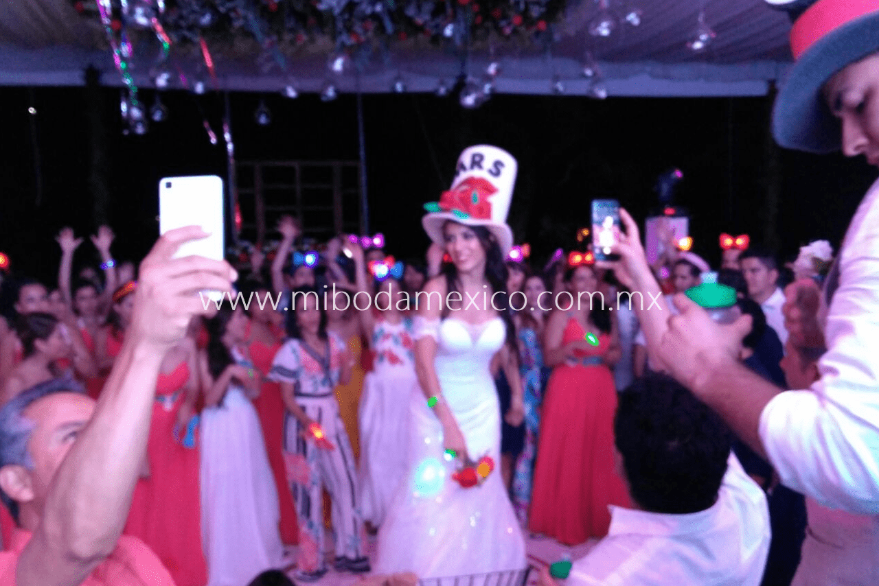 Lanzamiento de ramo en boda con DJ en Cuernavaca