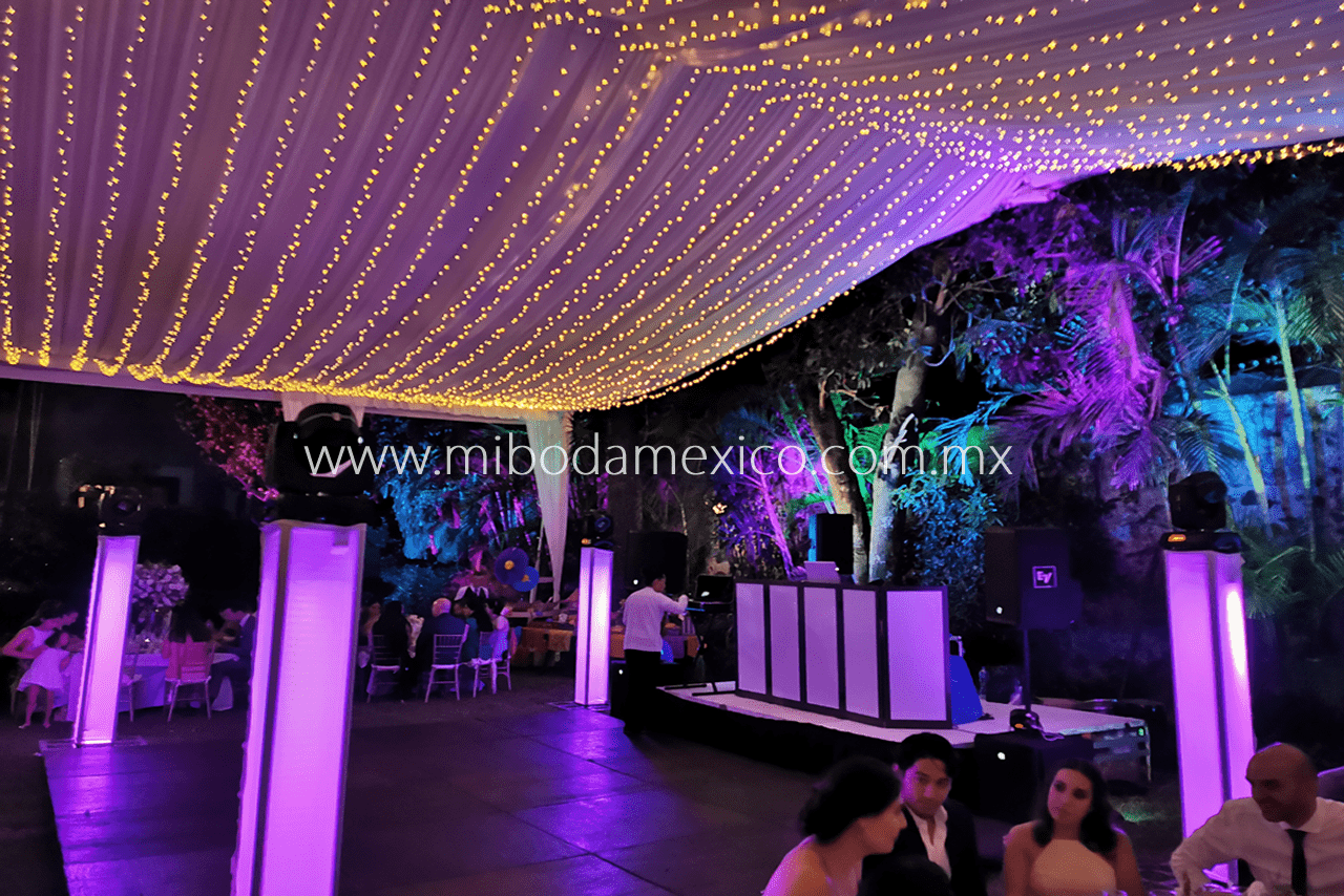 Banquete y cena con iluminación arquitectónica para bodas con DJ